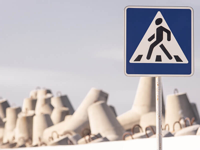 Пешеходный переход и тетраподы